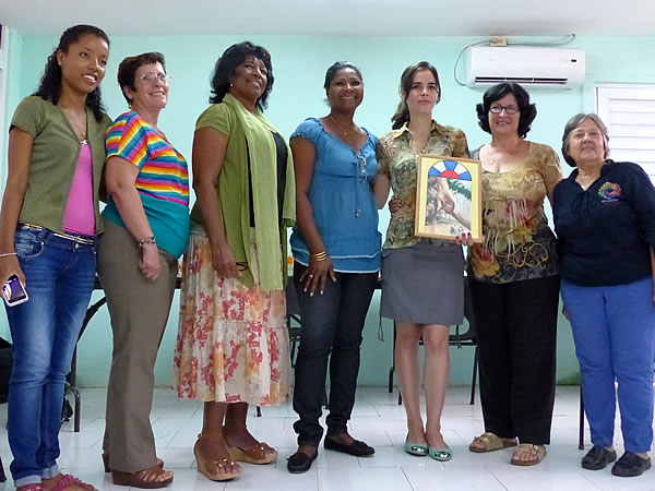 Ganz rechts die WGT-Vorsitzende Ormara Nolla, die Malerin mit dem Bild und Vertreterinnen des WGT aus Havanna (Februar 2016)