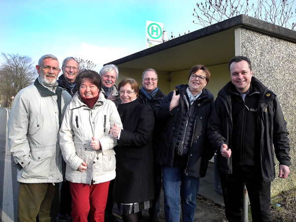 Solarzellen erleuchten Bus-Wartehäuschen (Februar 2015)